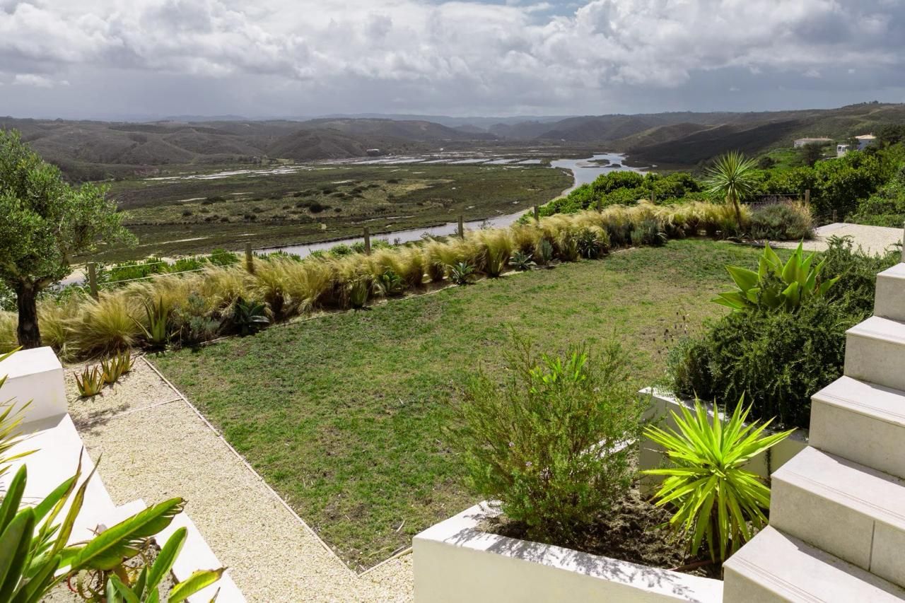 O jardim acabado, com relva e gramíneas sobre o estuário